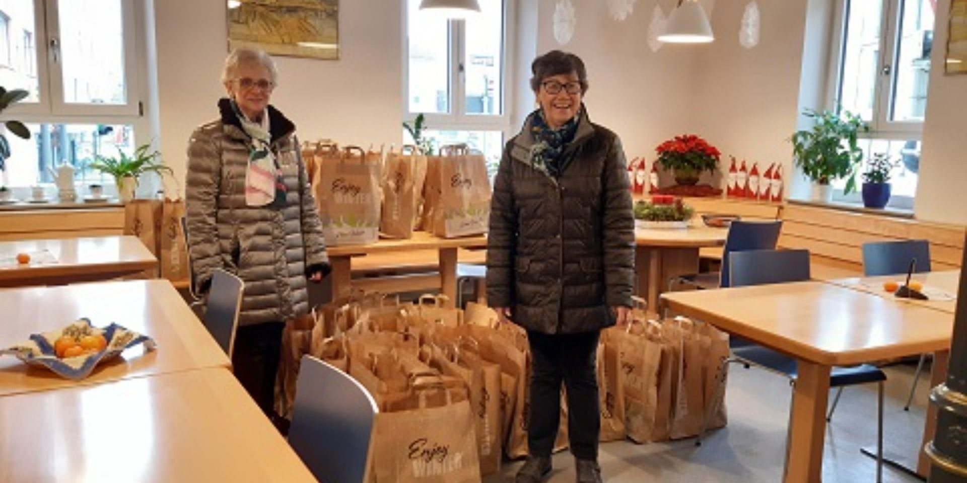 Die Elisabethenfrauen Irmtraud Häberle und Franziska Musch überbrachten die Tüten.