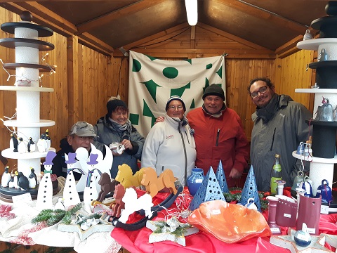 Freizeit im Verkaufstand auf dem Weihnachtsmarkt