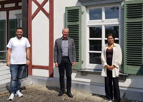 Auf dem Foto V. l.n.r.: Mitglied des Sprecher*innenrats Enes Muric, Vorstand Volker Braun, Bundestagskandidatin Jasmin Runge aus Ravensburg.