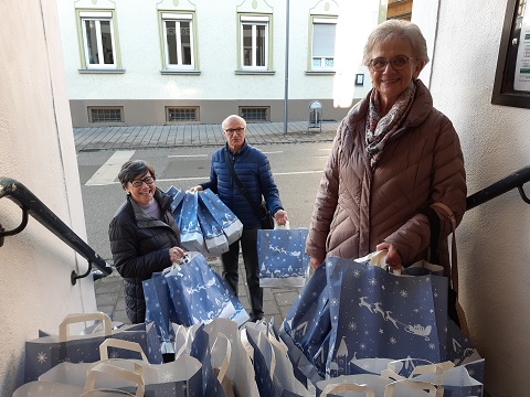 Elisabthenfrauen beim Geschenktüten verteilen