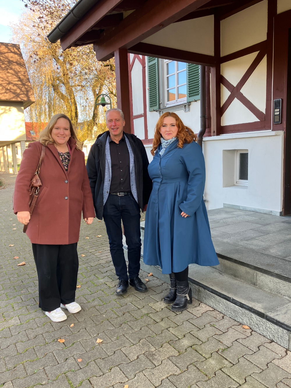 Anna Wiech, Volker Braun, Agnieszka Brugger vor dem DORNAHOF Verwaltungsgebäude