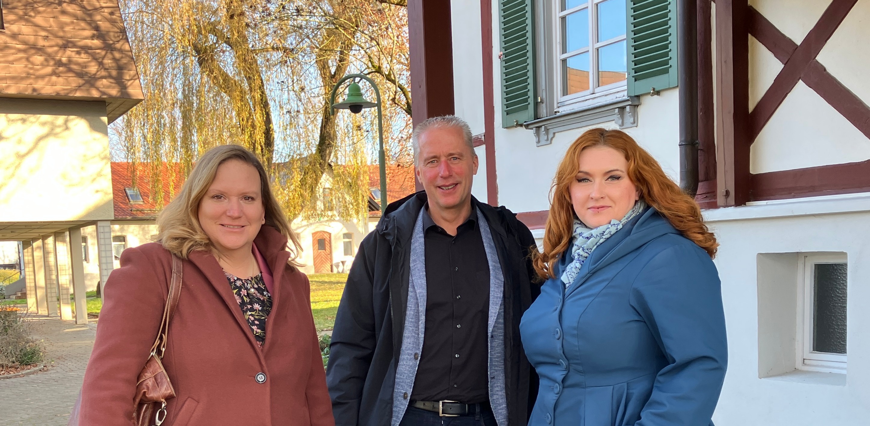 Anna Wiech, Volker Braun, Agnieszka Brugger vor dem DORNAHOF Verwaltungsgeb&auml;ude