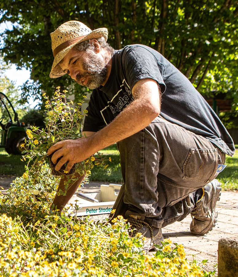 Dornahof G&auml;rtner knienend beim ppflanzen