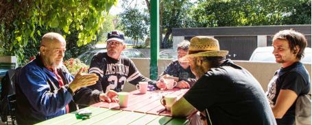 Personen am Tisch im Gespr&auml;ch