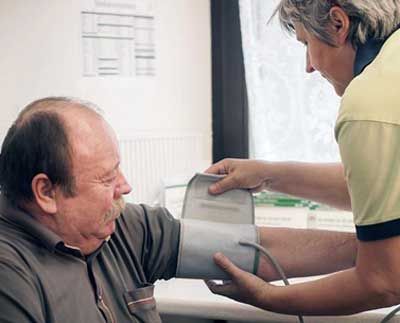 &auml;lterem Herrn wird der Blutdruck gemessen