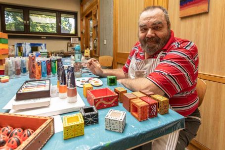 Tagestrukturierte HIlfe - Mann bei Freizeitaktivität Malen