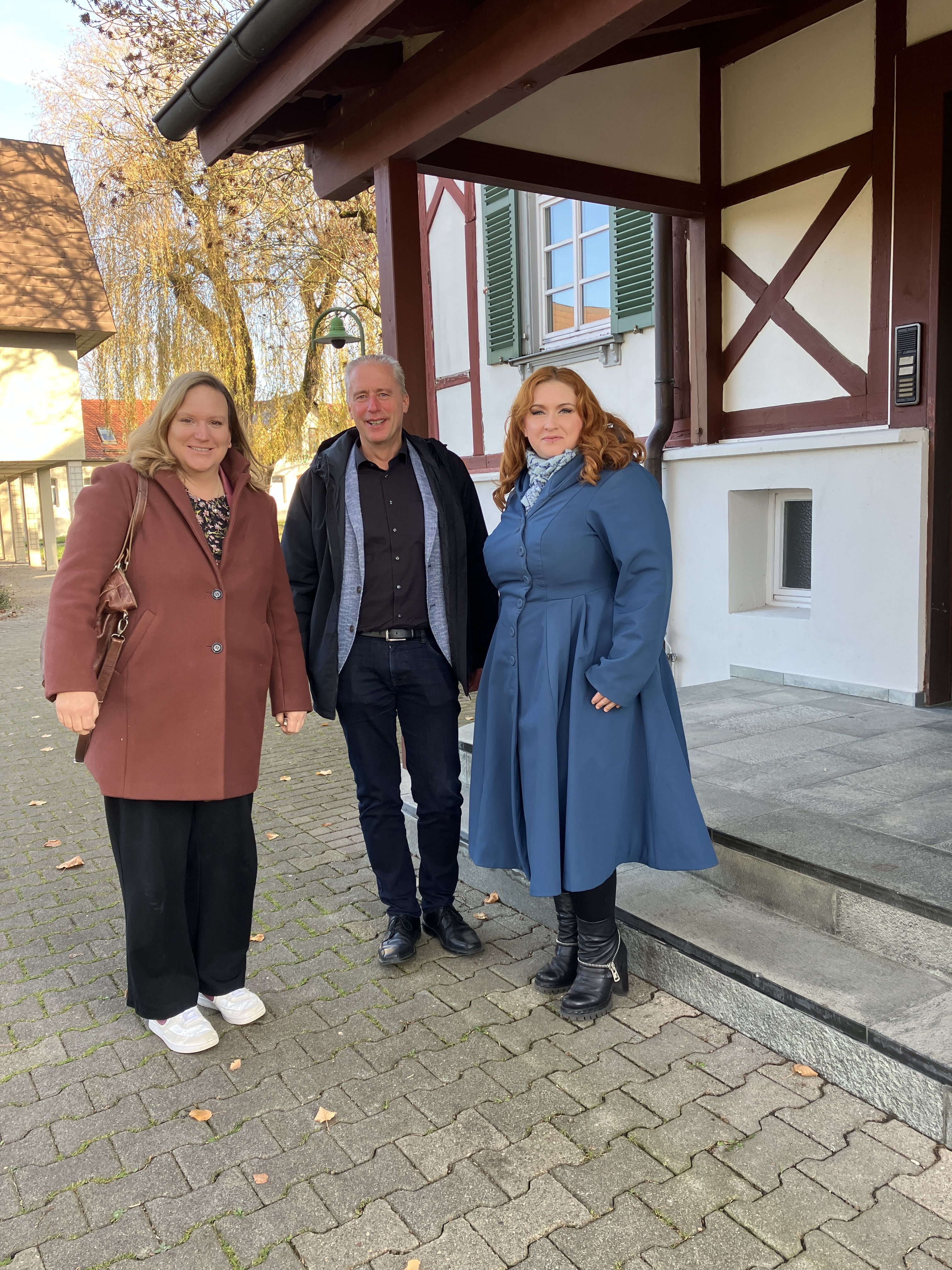 Anna Wiech, Volker Braun, Agnieszka Brugger vor dem DORNAHOF Verwaltungsgeb&auml;ude