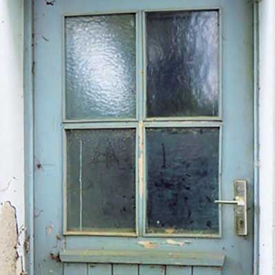 &auml;ltere Haust&uuml;r mit Verglasung