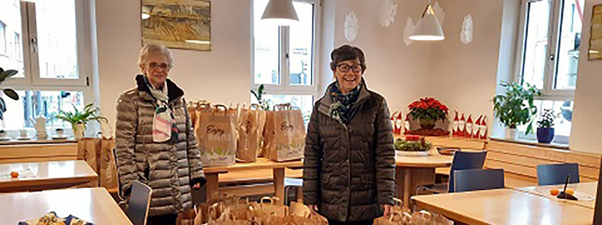 Die Elisabethenfrauen Irmtraud Häberle und Franziska Musch überbrachten die Tüten.